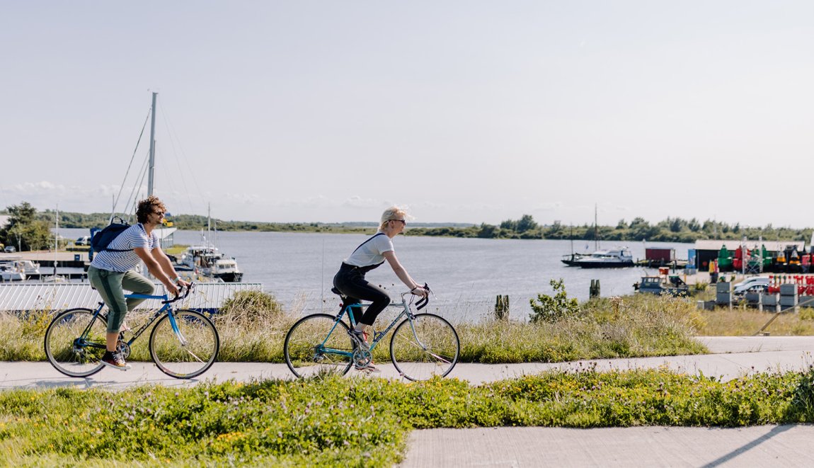 Couple bike along the Lauwersmeer Couple bike along the Lauwersmeer