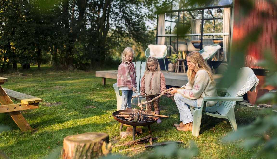 Staying with the farmer at De Omleiding farm in Feanwâlden. Enjoying Frisian nature with campfire. Staying with the farmer at De Omleiding farm in Feanwâlden. Enjoying Frisian nature with campfire.