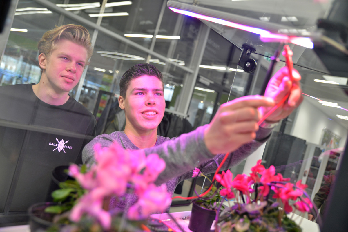 Studenten groene mechatronica bij World Horti Center Studenten groene mechatronica bij World Horti Center