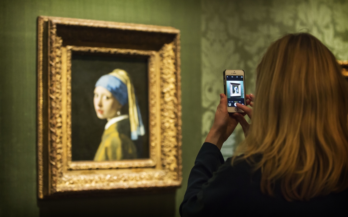 Girl taking photo of Girl with Pearl Earring at Mauritshuis The Hague Girl taking photo of Girl with Pearl Earring at Mauritshuis The Hague